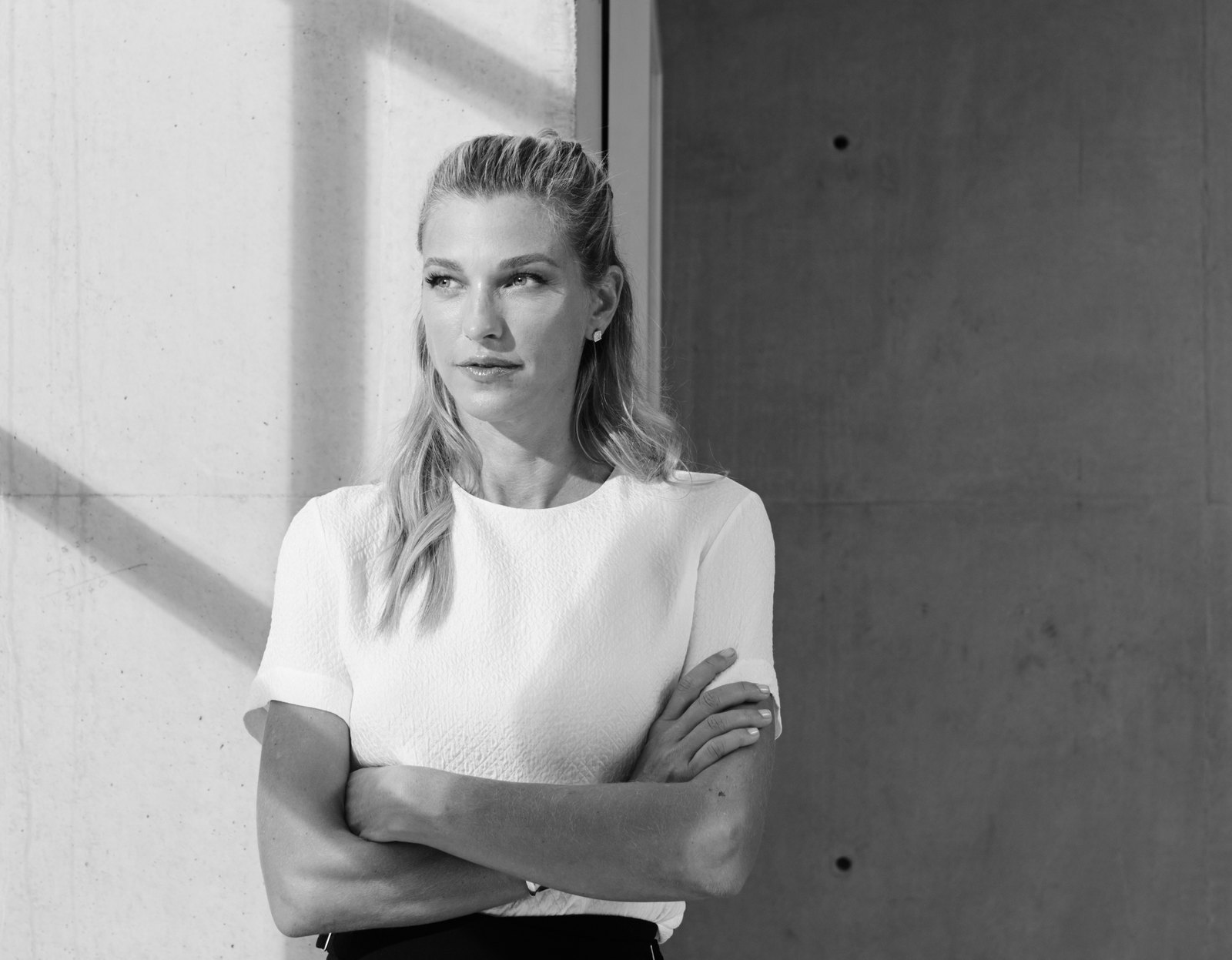 Nicole Junkerman, ritratto, città in ottobre